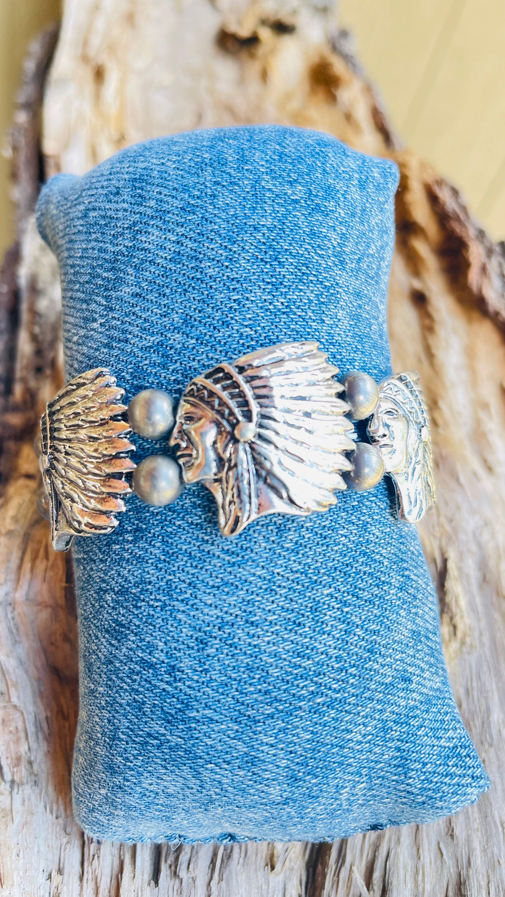 Western Indian Chief Navajo
Pearl Stretch Bracelet