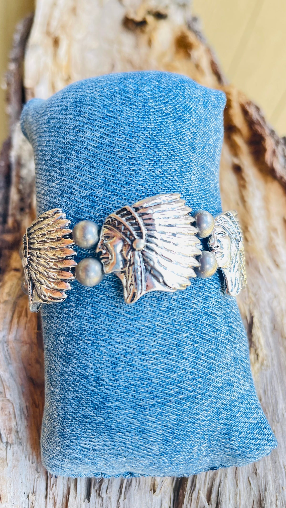 Western Indian Chief Navajo
Pearl Stretch Bracelet